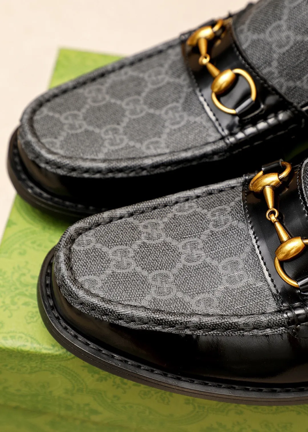 Men's shoes 💰460 💐 Product trademark: GUCCI "Gucci" casual leather shoes Regular size: 38-44 (45🉑️customized) Product materials: Selected imported first-layer open-edge beaded cowhide leather upper + luxury hardware buckle, imported water-dyed cowhide leather lining. Strong three-dimensional visual effect, original combination outsole Color: 2⃣️colors available